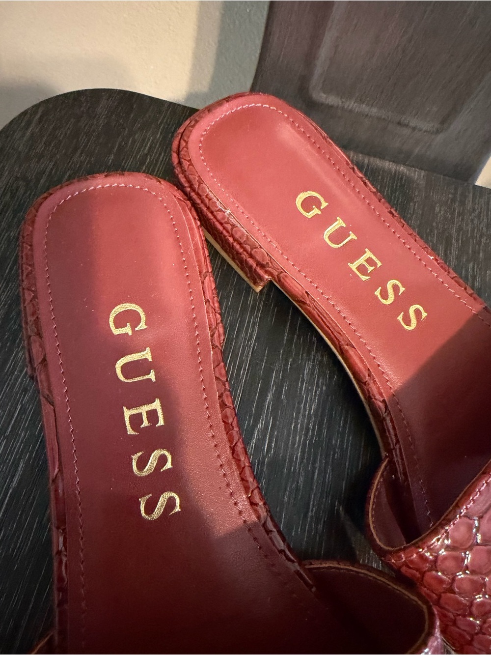 Guess Burgundy Red Croc Embossed Logo Slide Sandals Size 8 - Picture 3 of 11